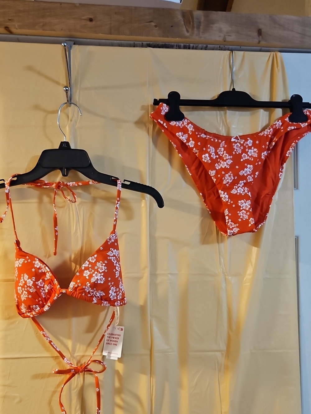 ROXY 2 PIECE RED TIKI BIKINI SET: TRIANGLE TOP/SCOOP BOTTOM: NEW WITH TAGS: SZ L